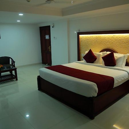 Hotel Savera Park Thrissur Exteriör bild