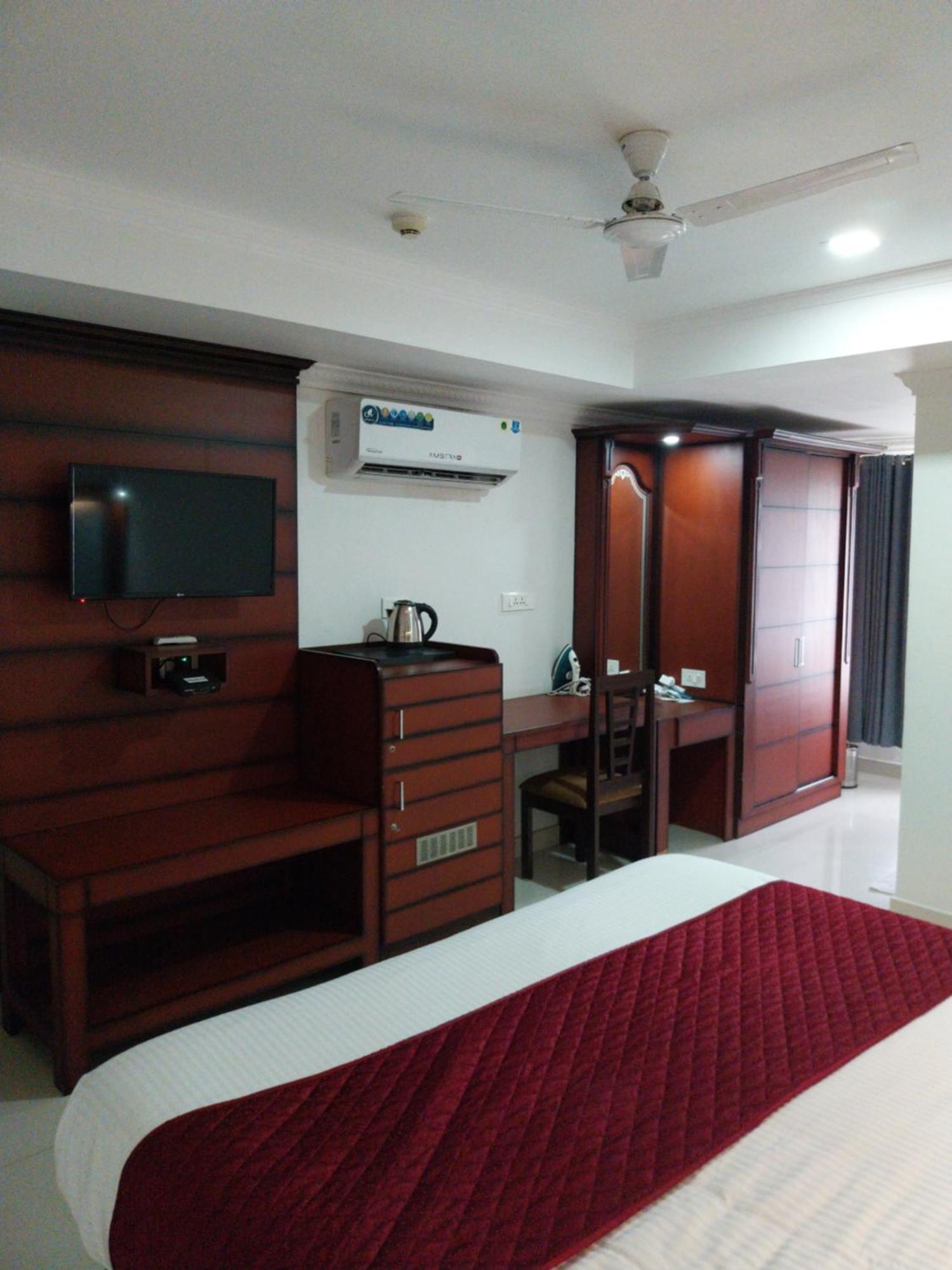 Hotel Savera Park Thrissur Exteriör bild