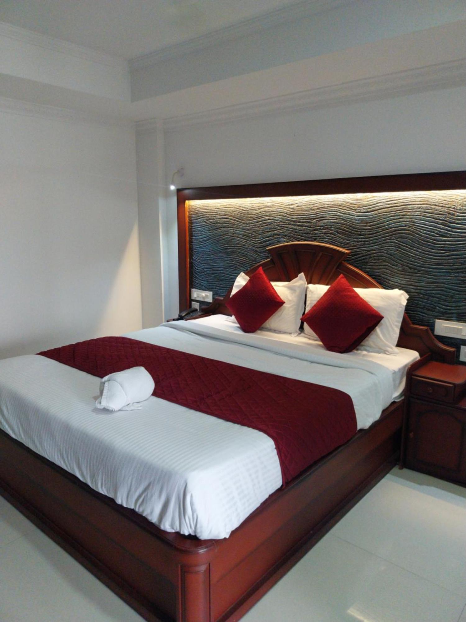 Hotel Savera Park Thrissur Exteriör bild