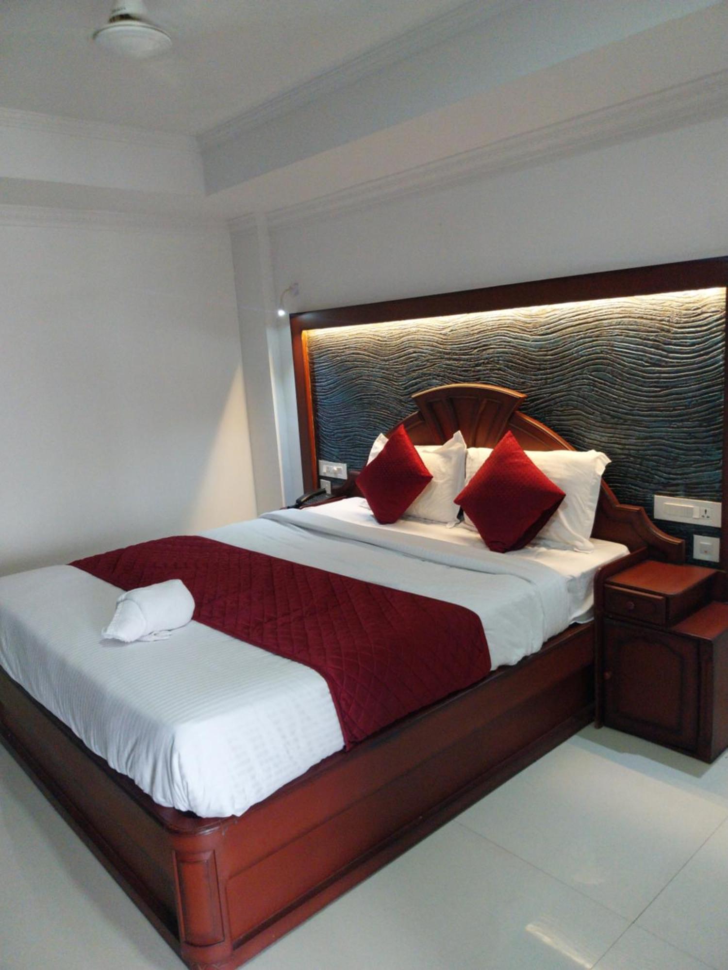Hotel Savera Park Thrissur Exteriör bild