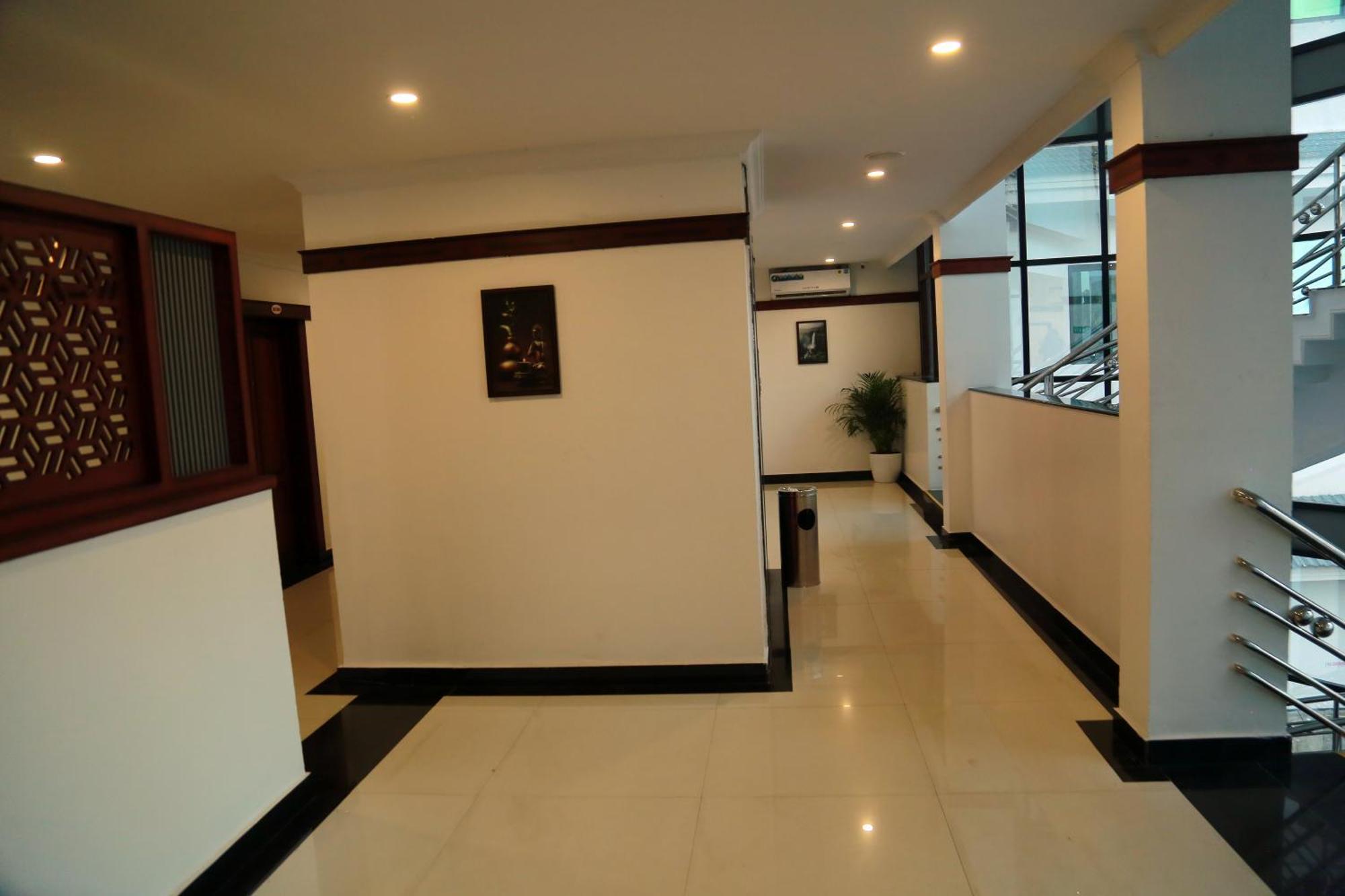 Hotel Savera Park Thrissur Exteriör bild