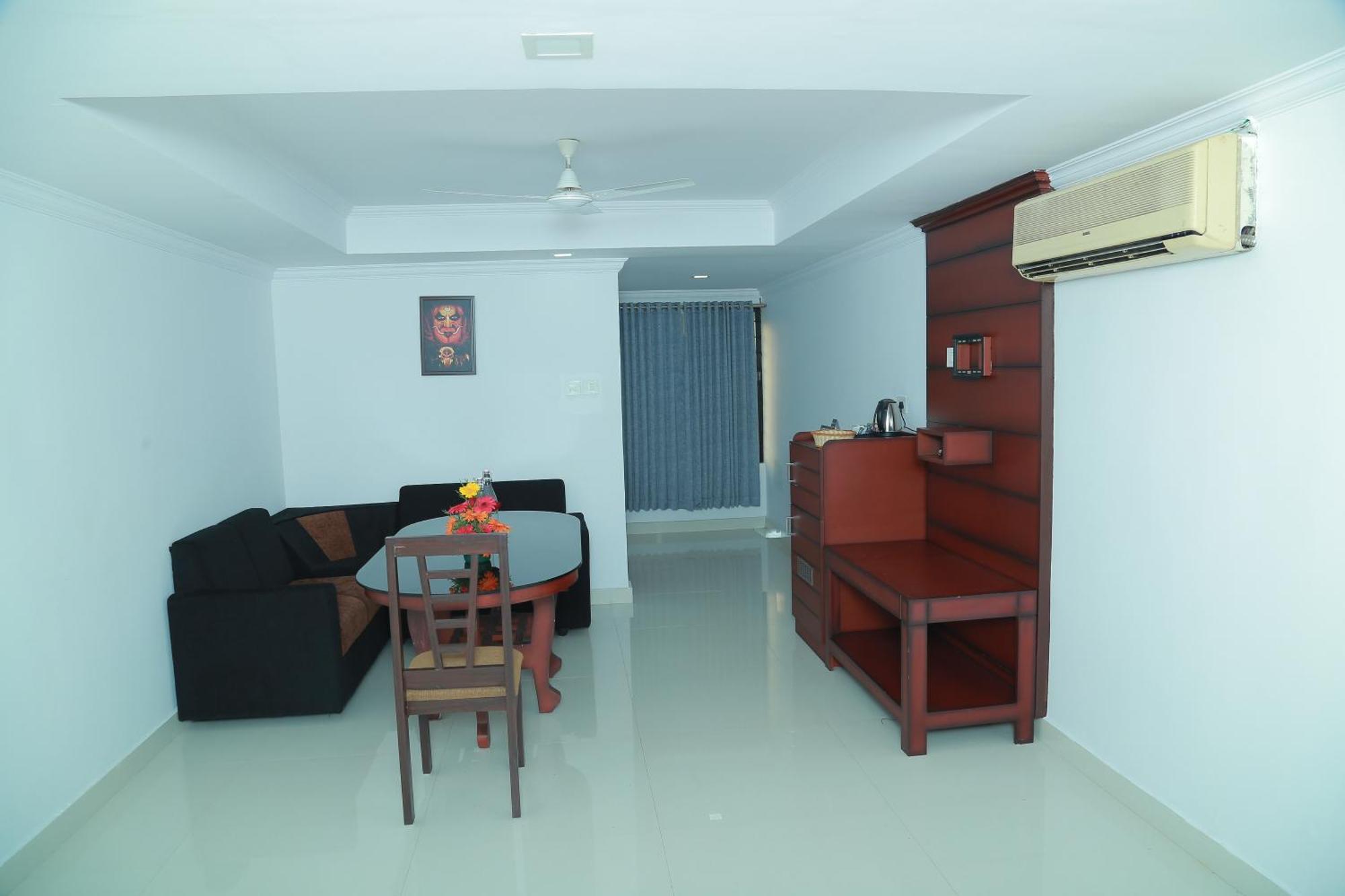 Hotel Savera Park Thrissur Exteriör bild