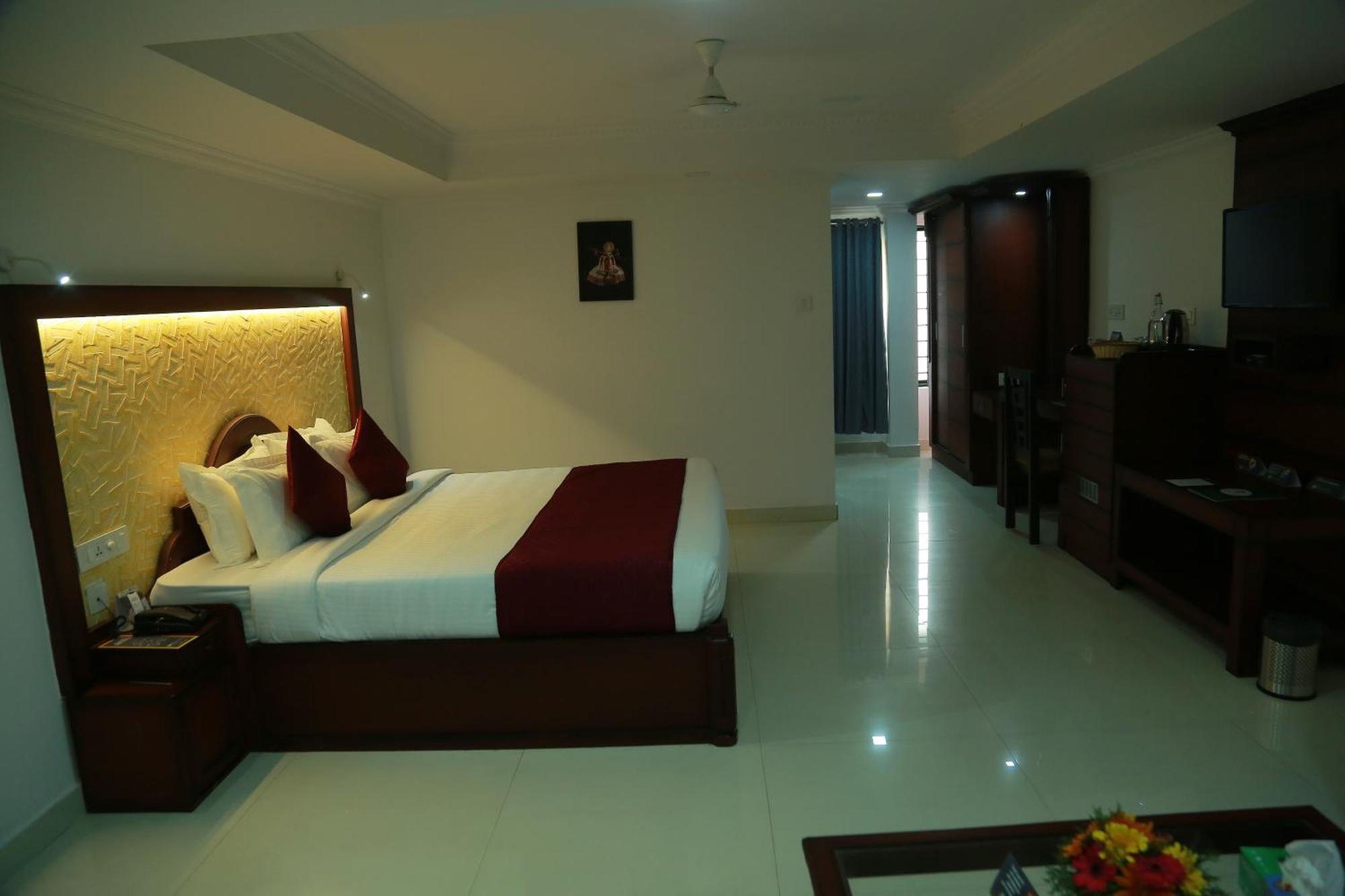 Hotel Savera Park Thrissur Exteriör bild
