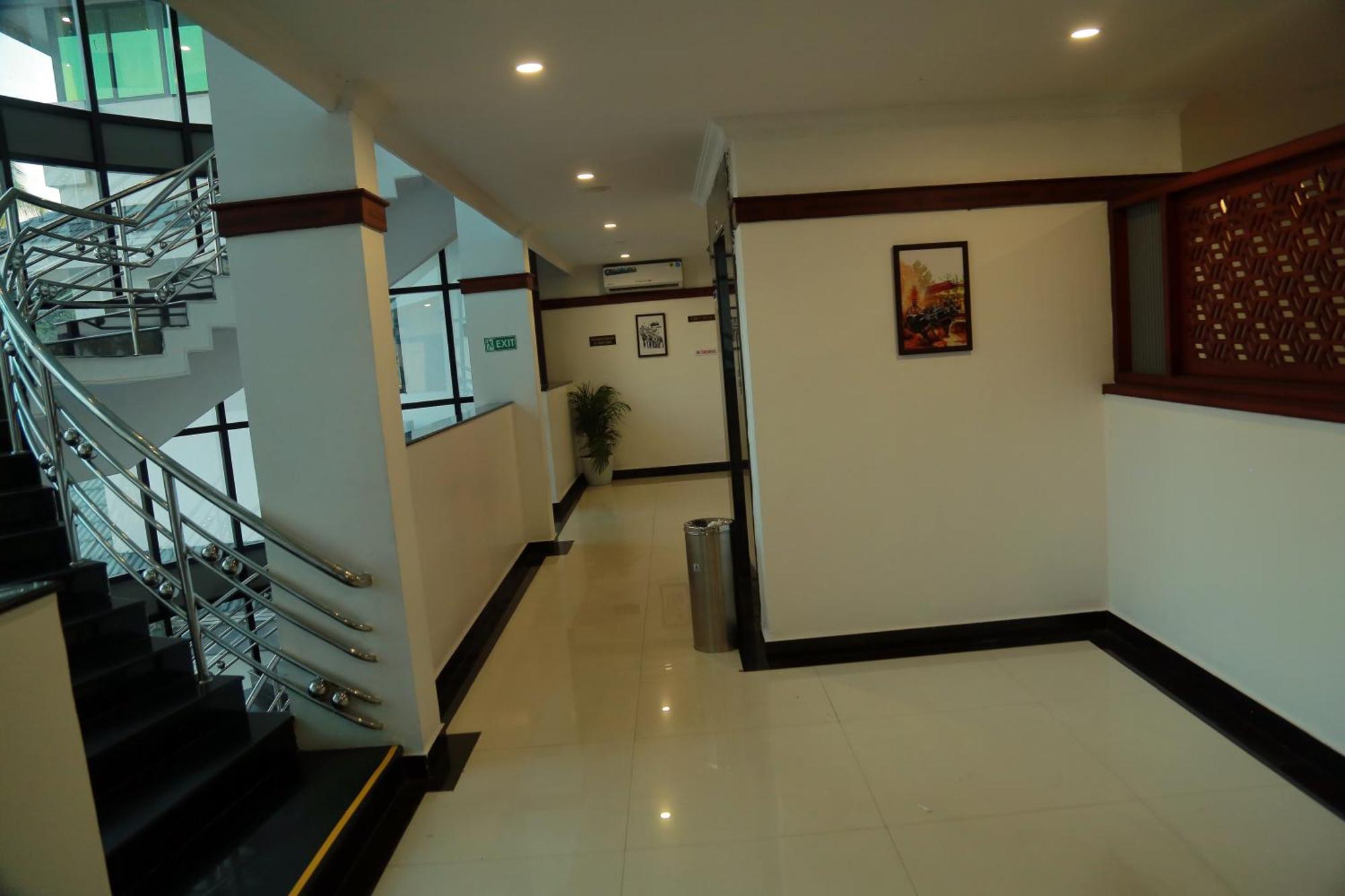 Hotel Savera Park Thrissur Exteriör bild