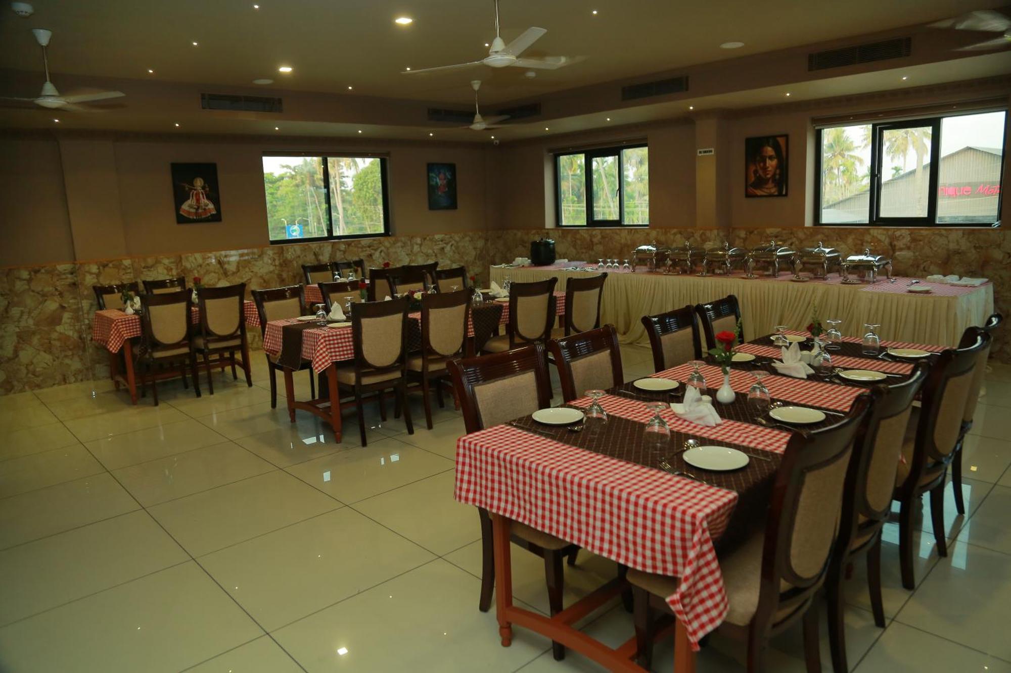 Hotel Savera Park Thrissur Exteriör bild