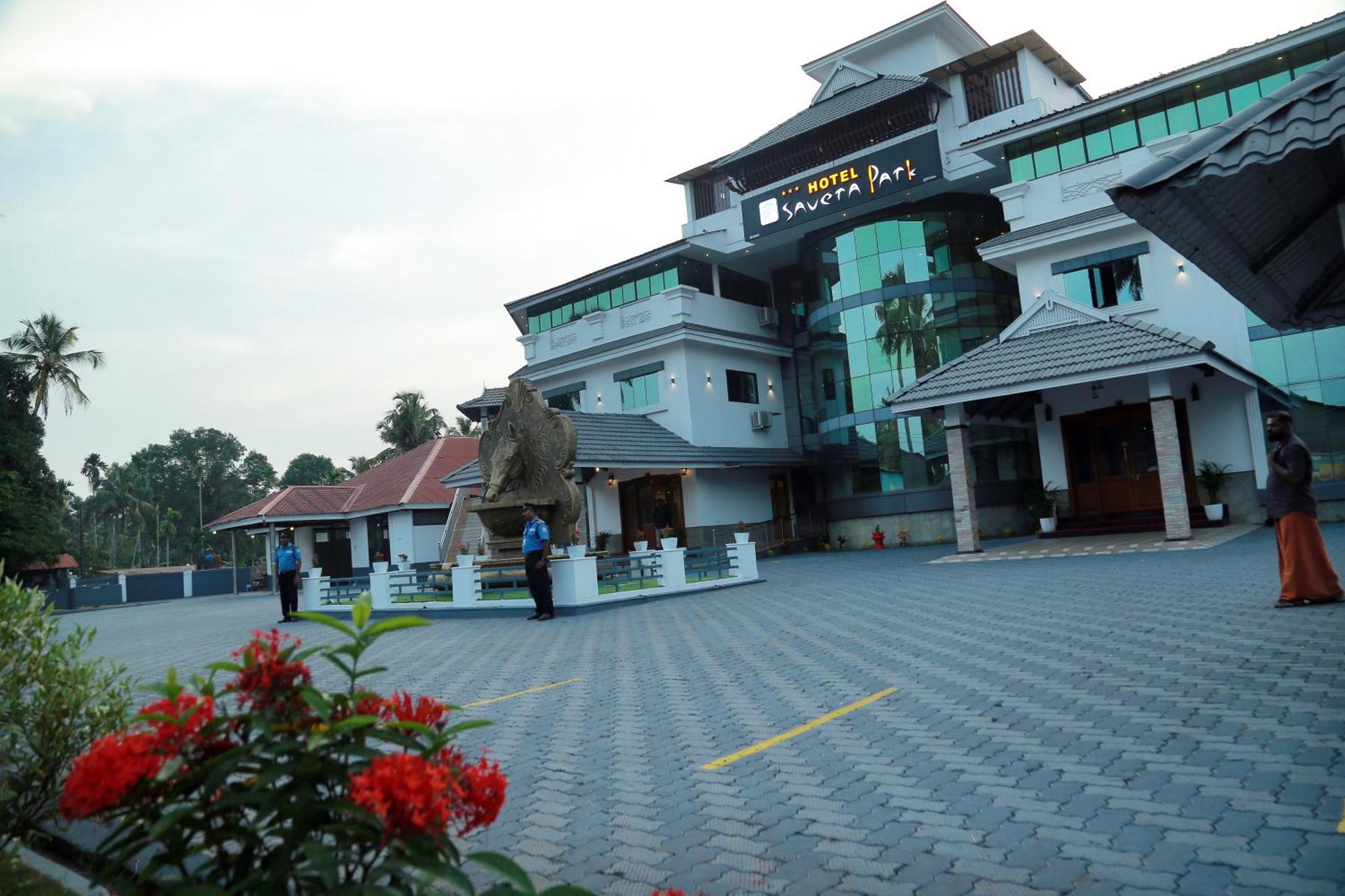 Hotel Savera Park Thrissur Exteriör bild
