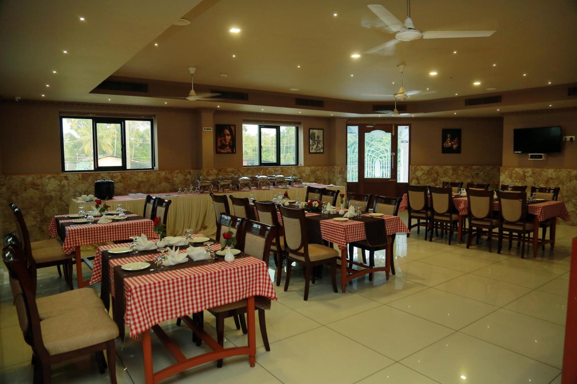 Hotel Savera Park Thrissur Exteriör bild