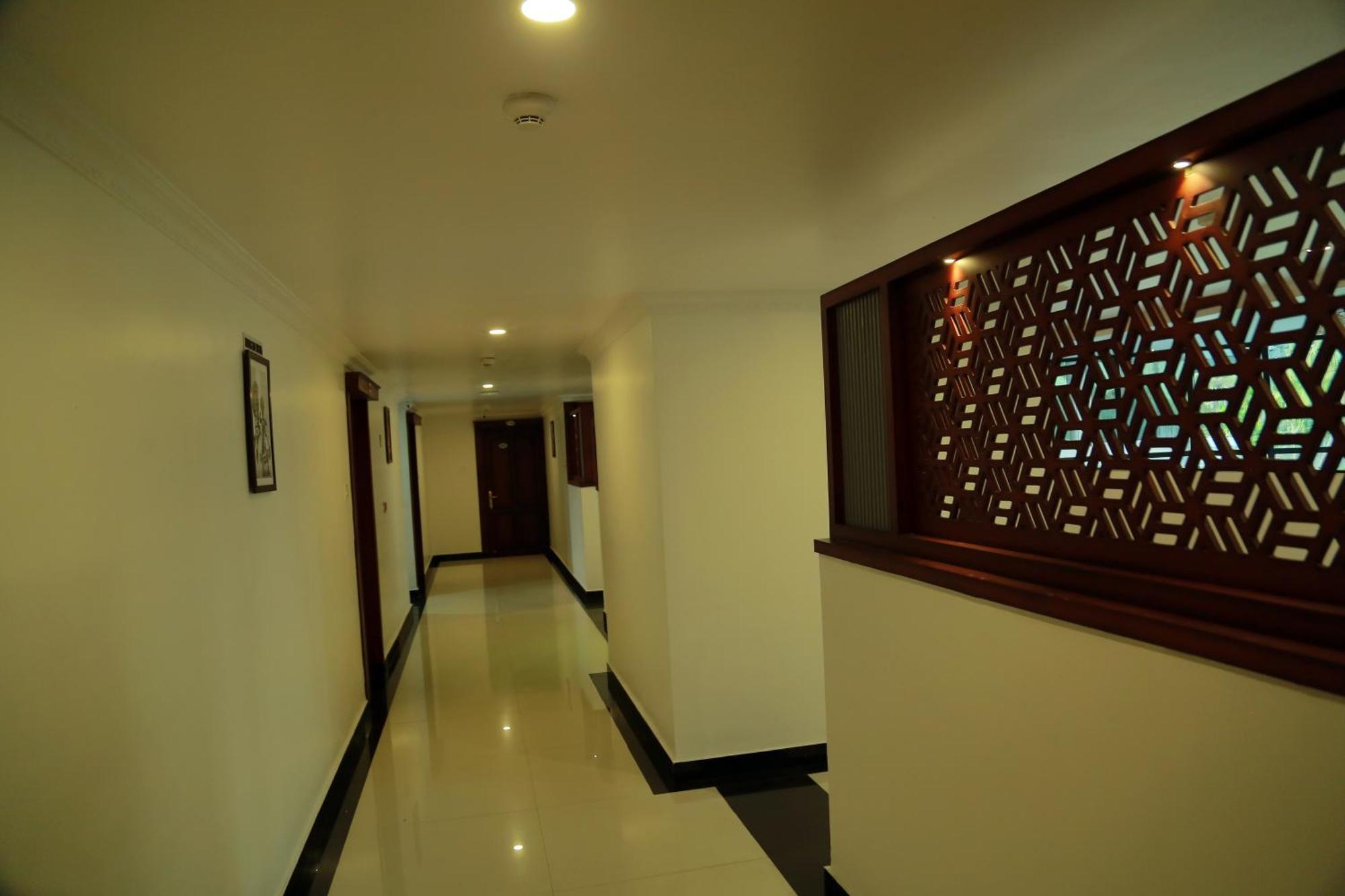 Hotel Savera Park Thrissur Exteriör bild
