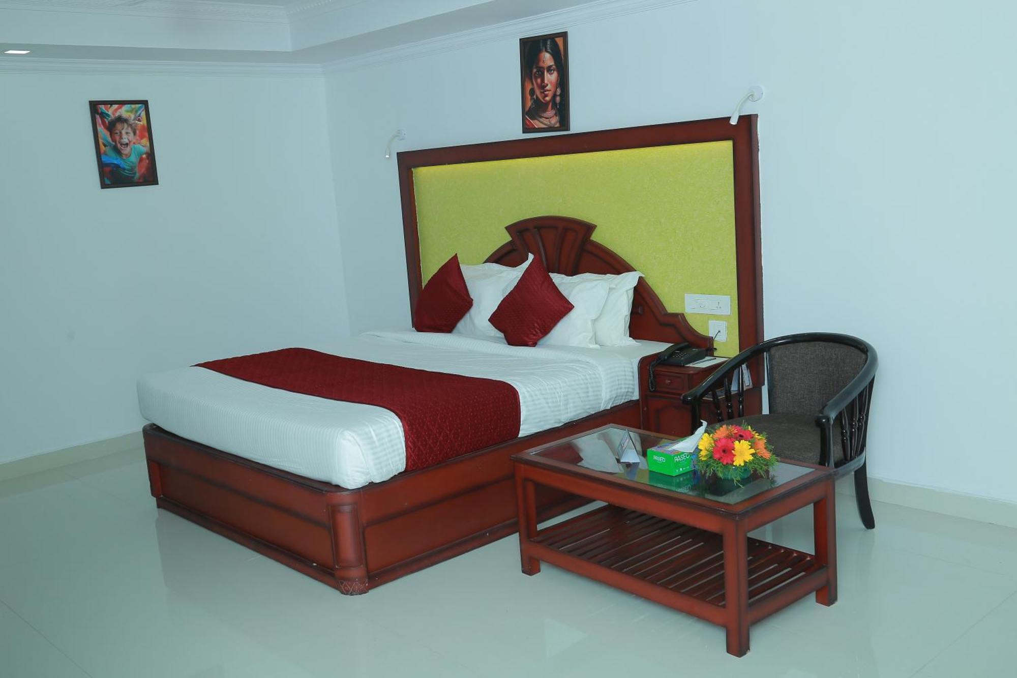 Hotel Savera Park Thrissur Exteriör bild