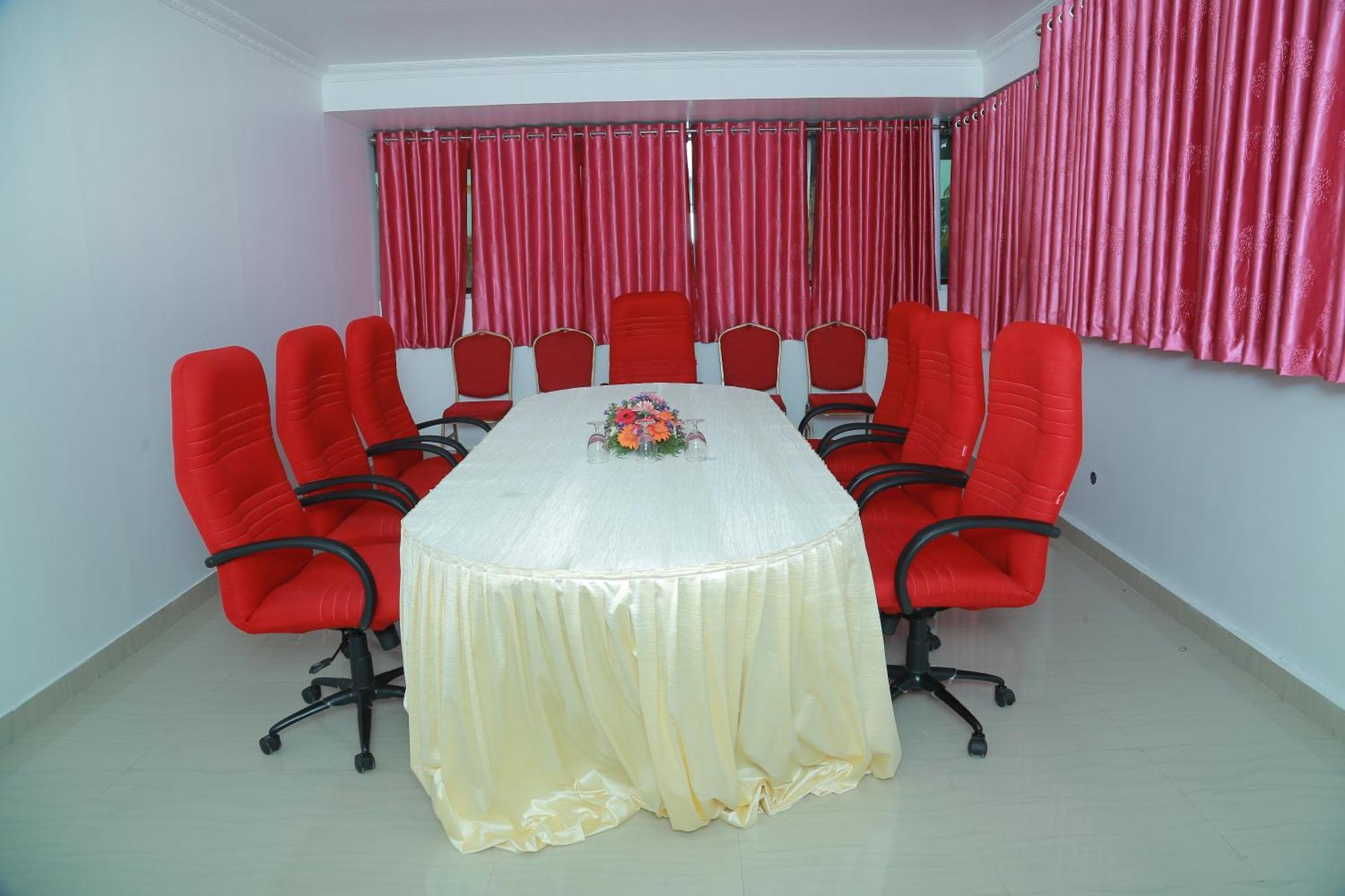 Hotel Savera Park Thrissur Exteriör bild